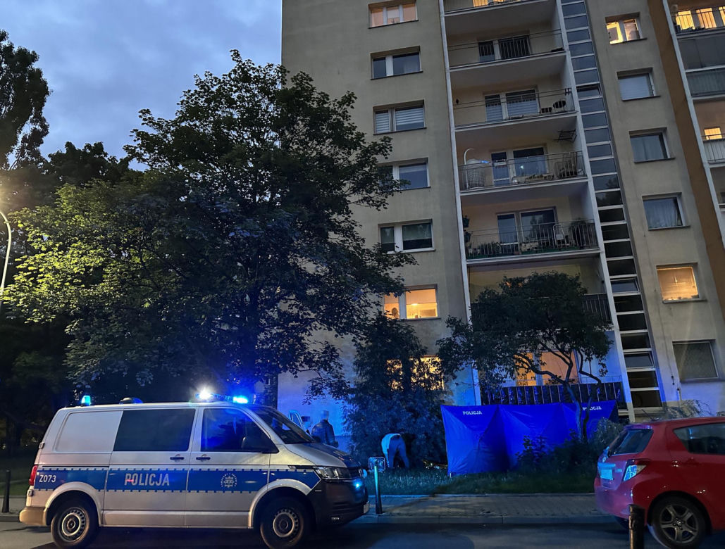 Runęła z 9 pietra w bloku na Mokotowie. Nie było szans na ratunek, kobieta nie żyje