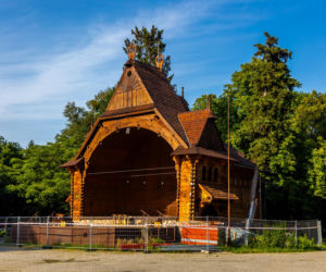 Amfiteatr w Ciechocinku to część wspaniałej galerii architektury drewnianej