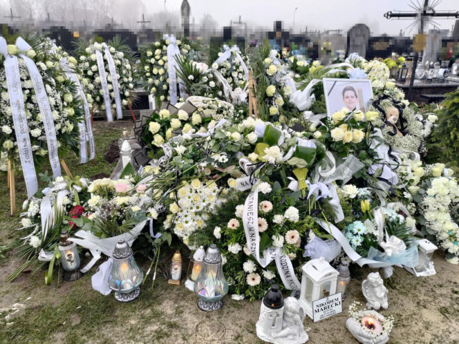 Pogrzeb 11-letniego aktora. Nikodem Marecki spoczął w białej trumnie. Żegnały go tłumy