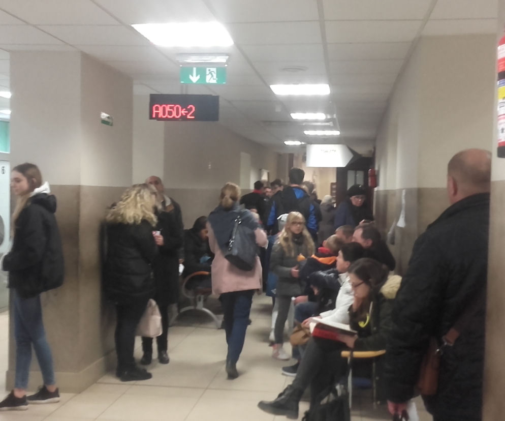 Działa 13 okienek, a mimo to nie da się sprawy załatwić od ręki