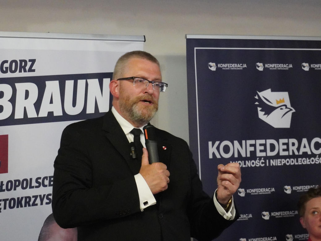 Tłumy na spotkaniu z Grzegorzem Braunem w Tarnowie. Mieszkańcy przynieśli gaśnice
