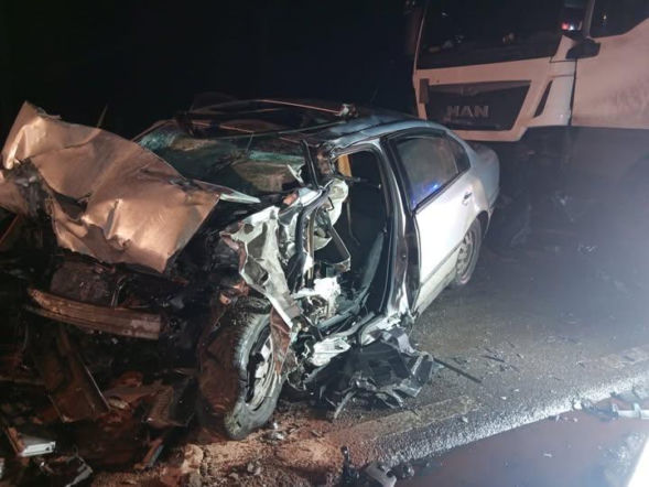 Horror pod Ciechanowem. 52-latek zginął w zmiażdżonym aucie. Zderzył się z ciężarówką