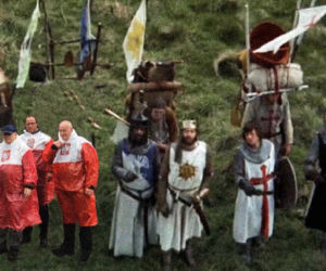 Jarosław Kaczyński w patriotycznej pelerynie MEMY