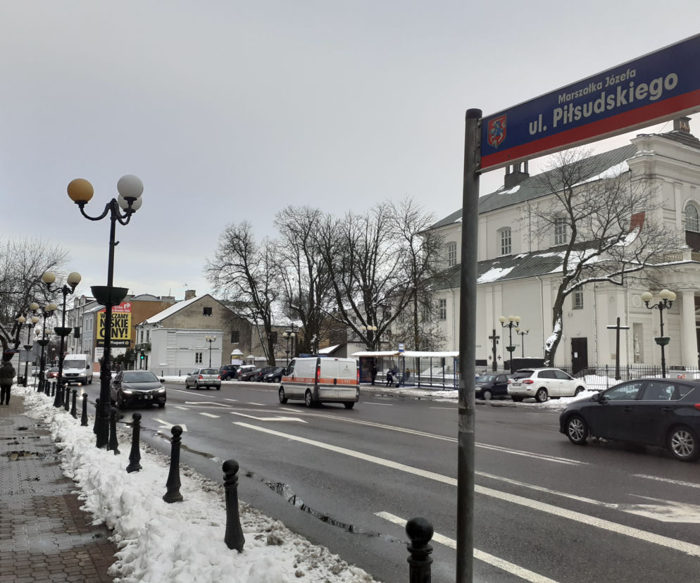 Sto lat temu ta część ulicy Piłsudskiego w Siedlcach wyglądała podobnie jak dziś, nie licząc bramy-dzwonnicy, z której pozostały tylko odrestaurowane niedawno przybudówki