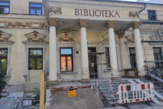 Trwa remont frontowej elewacji budynku Miejskiej Biblioteki Publicznej [FOTO]