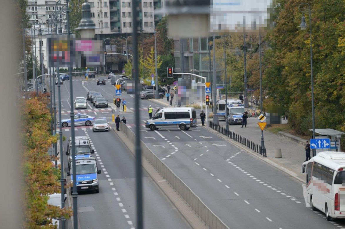 Wszedł na pomnik i twierdzi, że ma bombę. Policyjni negocjatorzy rozmawiająz desperatem