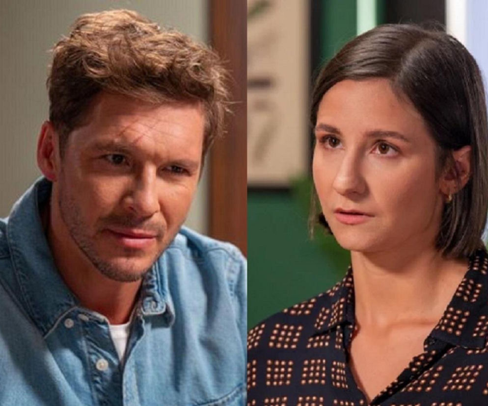 Mężczyzna w dżinsowej koszuli, Marcin (Mikołaj Roznerski), i kobieta, Agnes (Amanda Mincewicz), na tle zielonej ściany. Marcin patrzy w bok, a Agnes ma poważny wyraz twarzy, co nawiązuje do serialu M jak miłość. Więcej o losach bohaterów przeczytasz na Super Seriale.