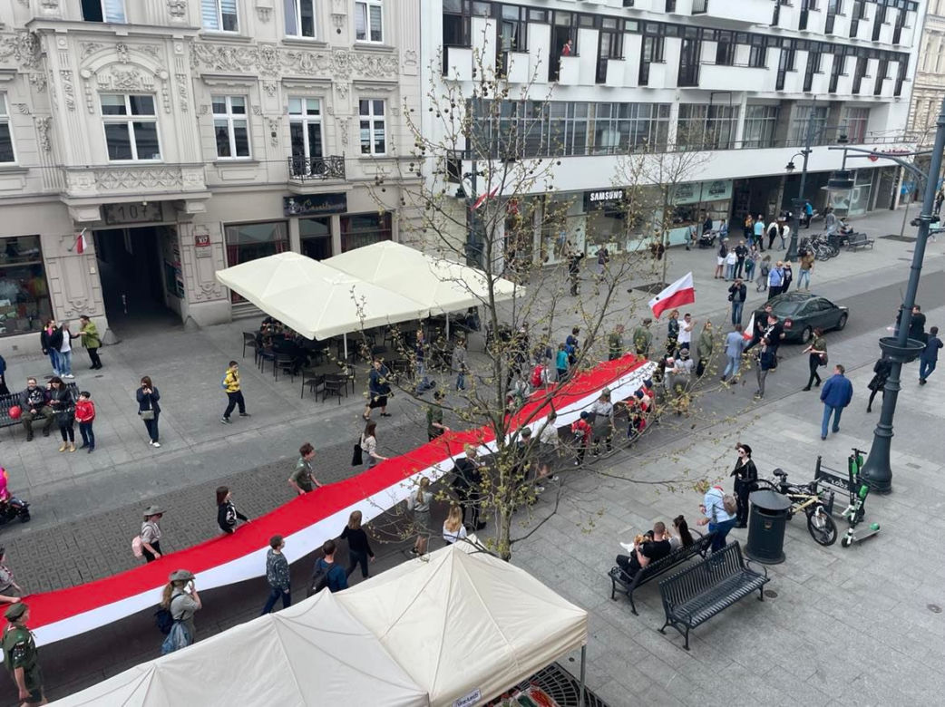 Ze 123 metrową flagą przeszli Piotrkowską do Manufaktury! [zdjęcia]