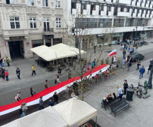 Ze 123 metrową flagą przeszli Piotrkowską do Manufaktury! [zdjęcia]