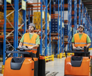 Dlaczego akumulatorowe wózki widłowe zyskują na popularności w logistyce?