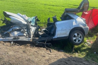 Tragiczny wypadek na Mazowszu. Audi roztrzaskane, dwie osoby nie żyją