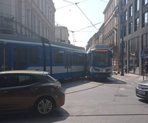 Kraków. Zderzenie tramwajów na skrzyżowaniu ulic Piłsudskiego i Straszewskiego