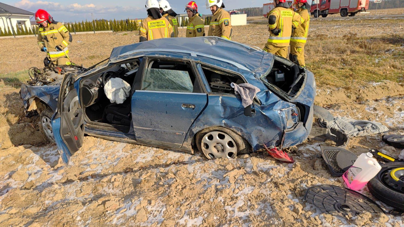 Wypadek w Dębowicy, auto dachowało