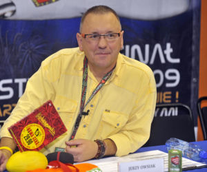 Jerzy Owsiak na przestrzeni lat. Tak zmieniał się jego charakterystyczny wizerunek
