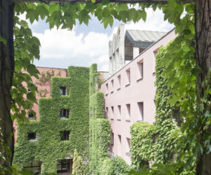 Wyższe Seminarium Duchowne Zgromadzenia XX Zmartwychwstańców w Krakowie. Na zdjęciu czterokondygnacyjny, trójskrzydłowy  budynek mieszkalby i widok z okna.
