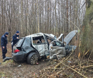 Śmiertelny wypadek w Rybniku. Volkswagen uderzył w drzewo