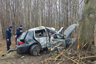 Śmiertelny wypadek w Rybniku. Volkswagen uderzył w drzewo