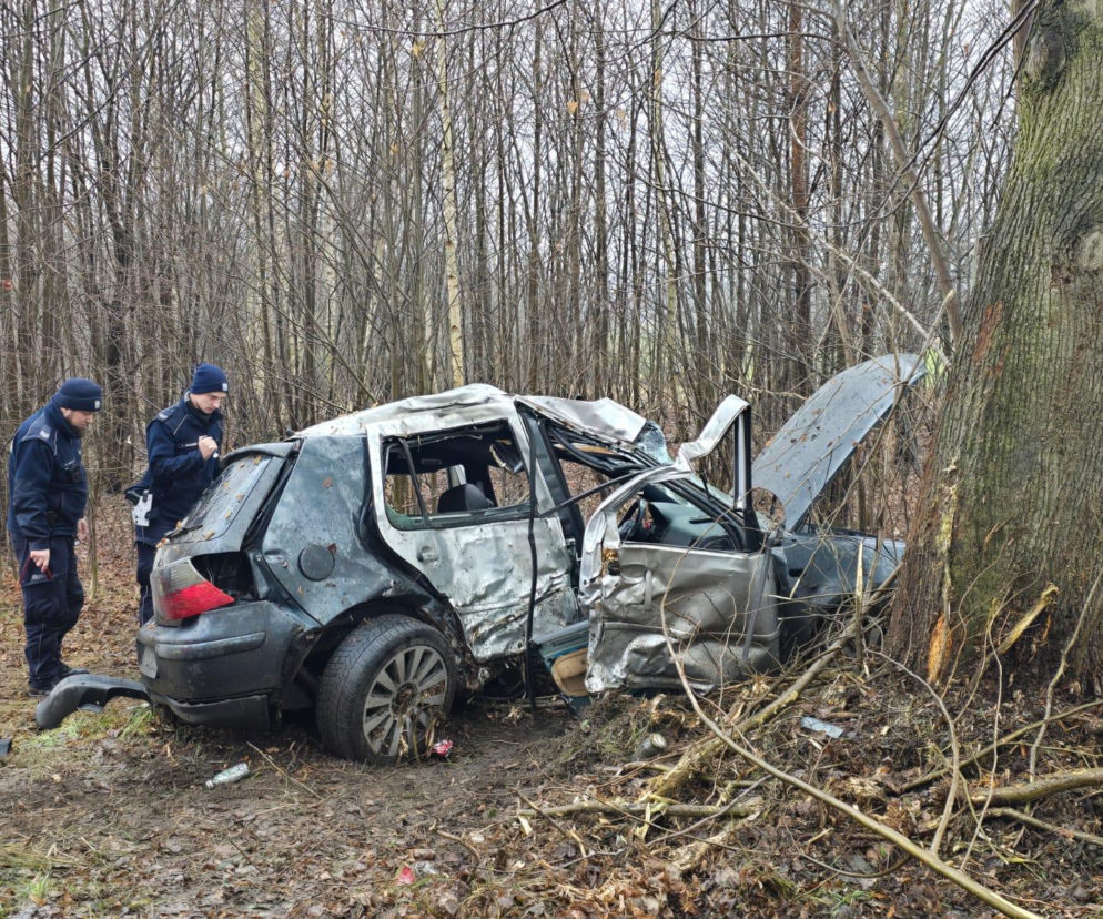 Śmiertelny wypadek w Rybniku. Volkswagen uderzył w drzewo