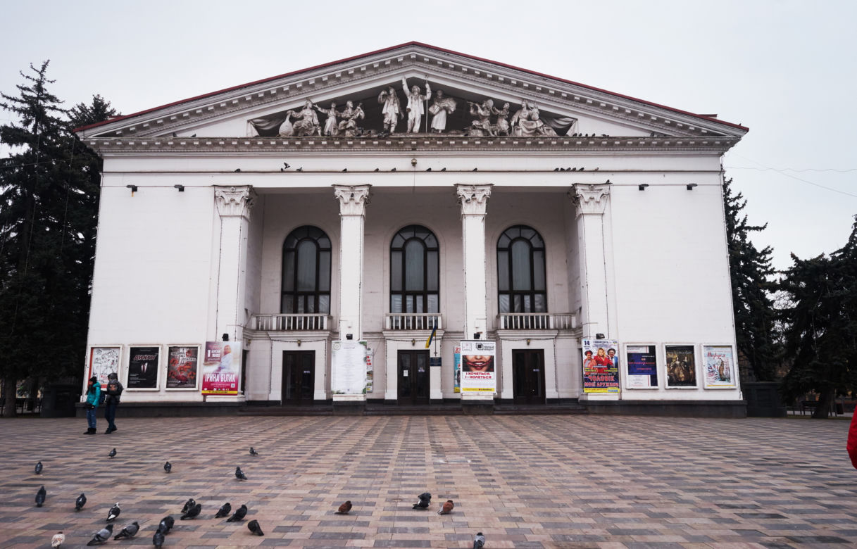 Rosjanie traktorami wywożą ciała spod gruzów teatru. Pozbywają się dowodów! 