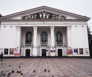 Rosjanie traktorami wywożą ciała spod gruzów teatru. Pozbywają się dowodów!