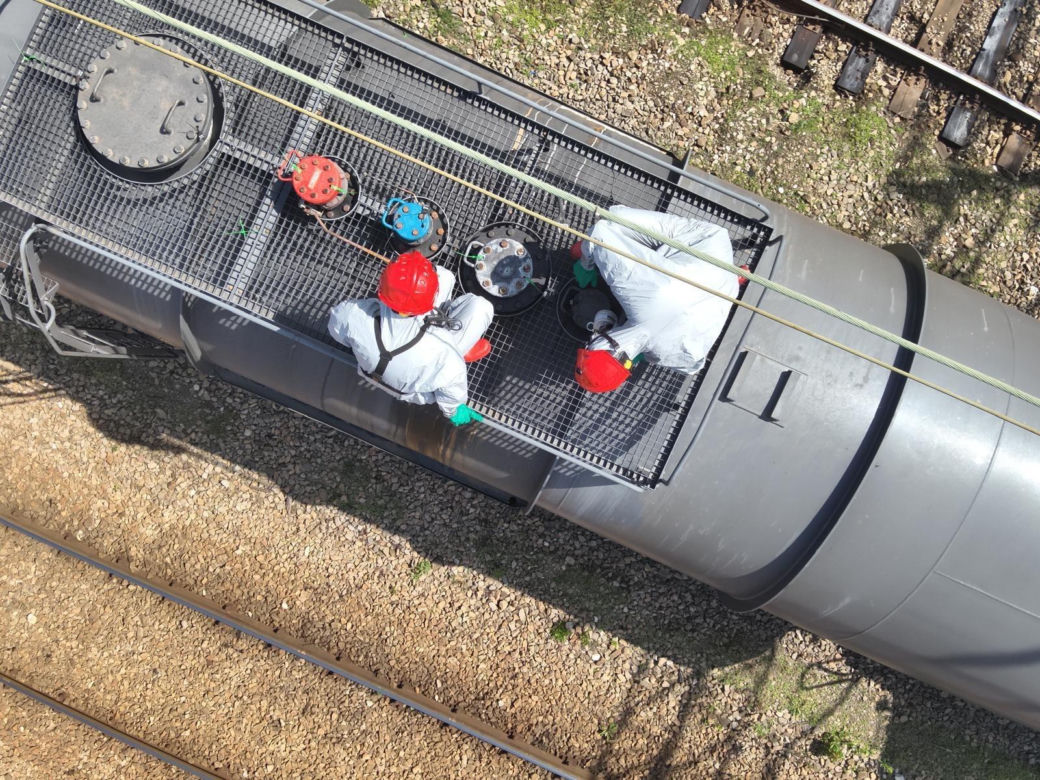 Wyciek groźnego kwasu z cysterny kolejowej. Dron wykrył kuriozalną usterkę