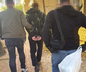 Odwiedziła ich policja. Matka otworzyła drzwi, syn pozbywał się dowodów