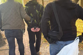 Odwiedziła ich policja. Matka otworzyła drzwi, syn pozbywał się dowodów