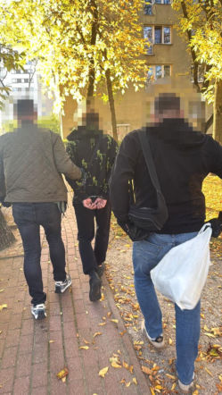 Odwiedziła ich policja. Matka otworzyła drzwi, syn pozbywał się dowodów