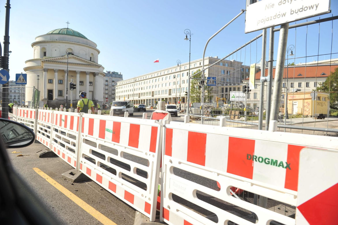 Wrócił ruch na obie jezdnie Placu Trzech Krzyży. Inwestycja mocno opóźniona