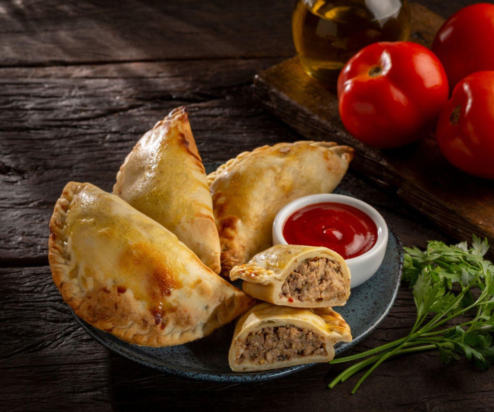 Empanadas z kurczakiem – prosty sposób na złociste pieczone pierogi