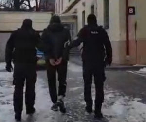 Sylwestrowa bójka pod Rzeszowem. Starli się kibole zwaśnionych klubów. Policja pokazała materiał z zatrzymanymi