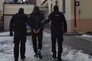 Sylwestrowa bójka pod Rzeszowem. Starli się kibole zwaśnionych klubów. Policja pokazała materiał z zatrzymanymi