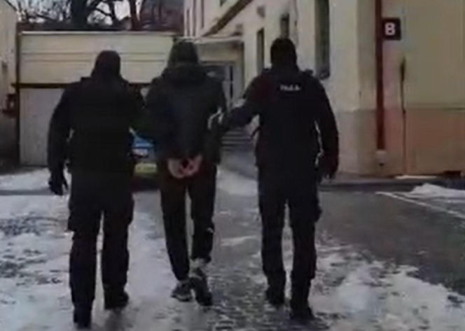 Sylwestrowa bójka pod Rzeszowem. Starli się kibole zwaśnionych klubów. Policja pokazała materiał z zatrzymanymi