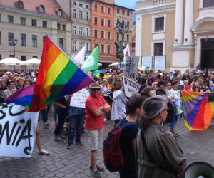  Toruń mówi NIE mowie nienawiści! Tęczowy wiec na Rynku Staromiejskim [ZDJĘCIA]
