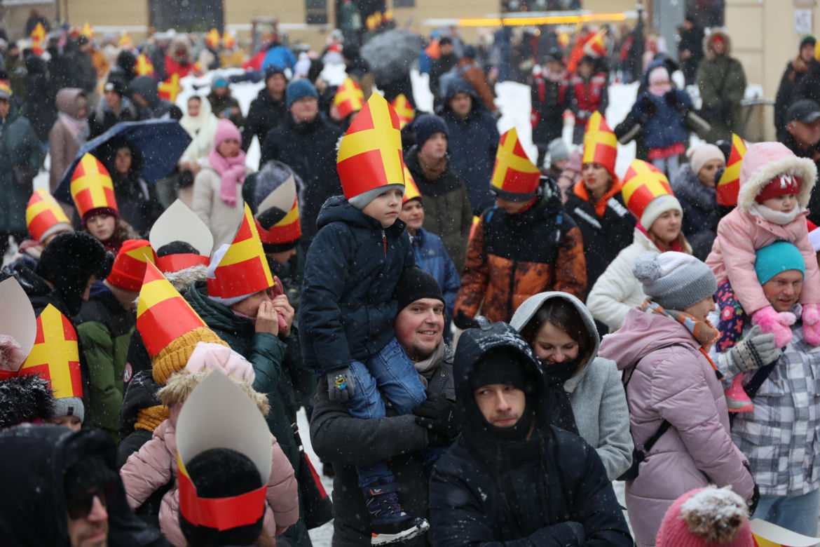 Orszak Świętego Mikołaja 2023 przeszedł przez Lublin. Było śnieżnie i radośnie! 