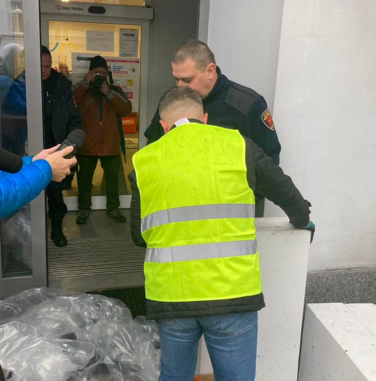 Radny próbował zamurować wejście do Urzędu Miasta Łodzi