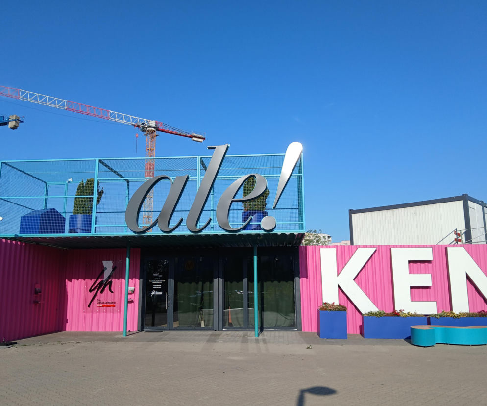 Różowy pawilon z napisem Ale! KEN przy budowie na Ursynowie. O nowym osiedlu przeczytasz na portalu Architektura.