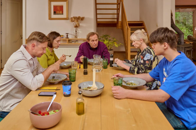 Na Wspólnej odc. 4133. Ania (Sonia Mietielica), Igor (Jakub Wesołowski), Ewa (Ewa Gawryluk), Arek (Marek Kalita), Maciek (Aleksander Kalczyński)