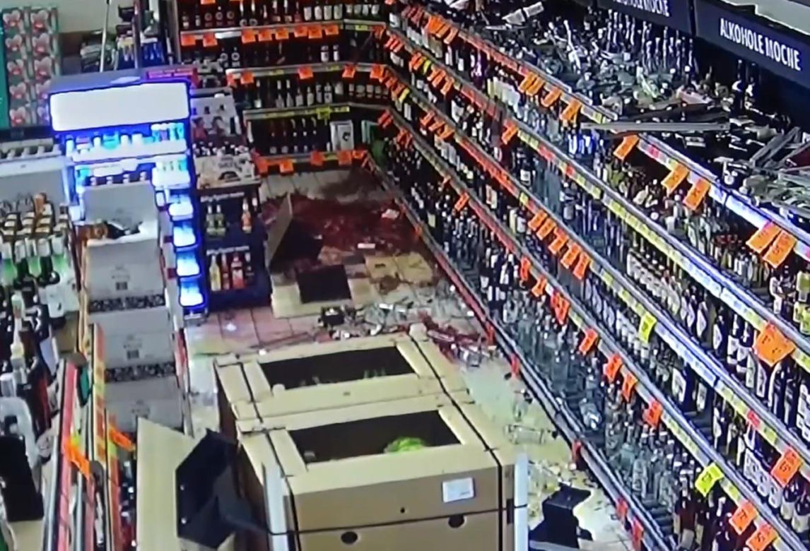 Wszedł na regał z alkoholem i rzucał butelkami