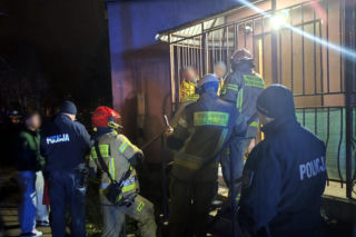 Dzieci uwięzione na balkonie jak w klatce. Chłopcy utknęli w pułapce bez wyjścia!