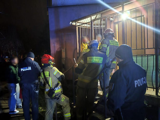 Dzieci uwięzione na balkonie jak w klatce. Chłopcy utknęli w pułapce bez wyjścia!