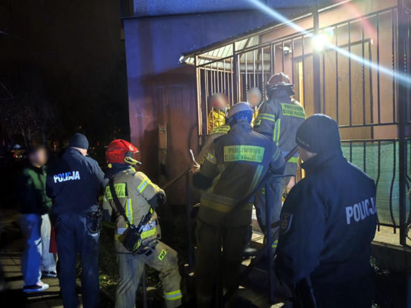 Dzieci uwięzione na balkonie jak w klatce. Chłopcy utknęli w pułapce bez wyjścia!