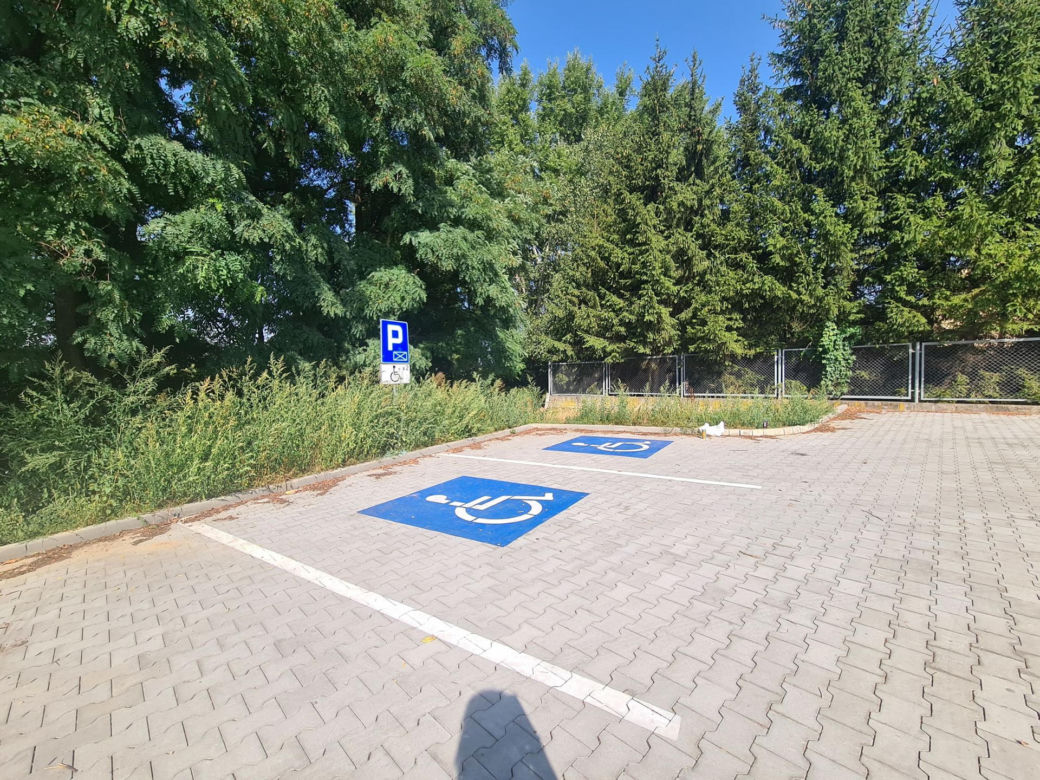 Parking dla niepełnosprawnych na samym końcu parkingu