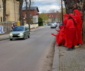 PRZERAŻAJĄCA manifestacja w centrum miasta! Milczący protest przypomniał o masowym wymieraniu [ZDJĘCIA]