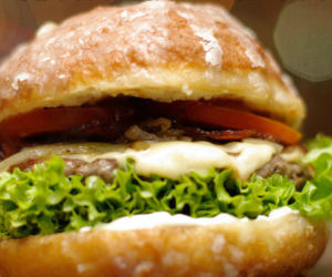 Pączkoburger, czyli połączenie pączka i hamburgera
