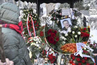 Tak teraz wygląda grób Michała Urbaniaka. Po pogrzebie został zasypany wieńcami