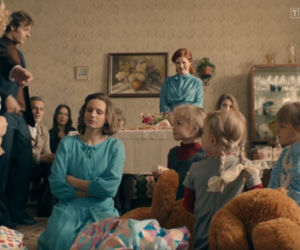 Stulecie Winnych 3 odc. 38. Basia (Kamila Bujalska), Tomek (Filip Gurłacz), bliźniaczki Ula (Helena Stupak), Julia (Nela Szumowska)