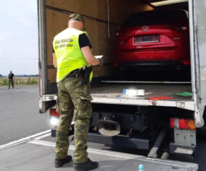 Kradziona Mazda przewożona na pace kradzionej ciężarówki