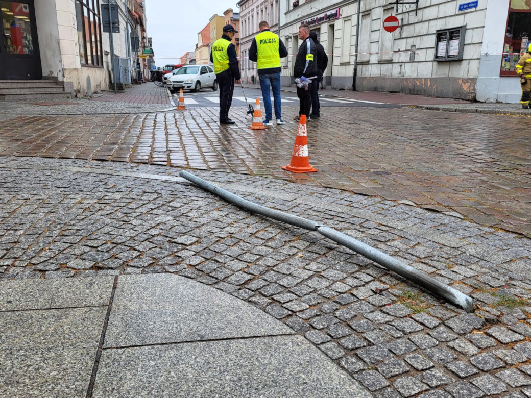 Samochód osobowy wjechał w grupę pieszych. Są ranni