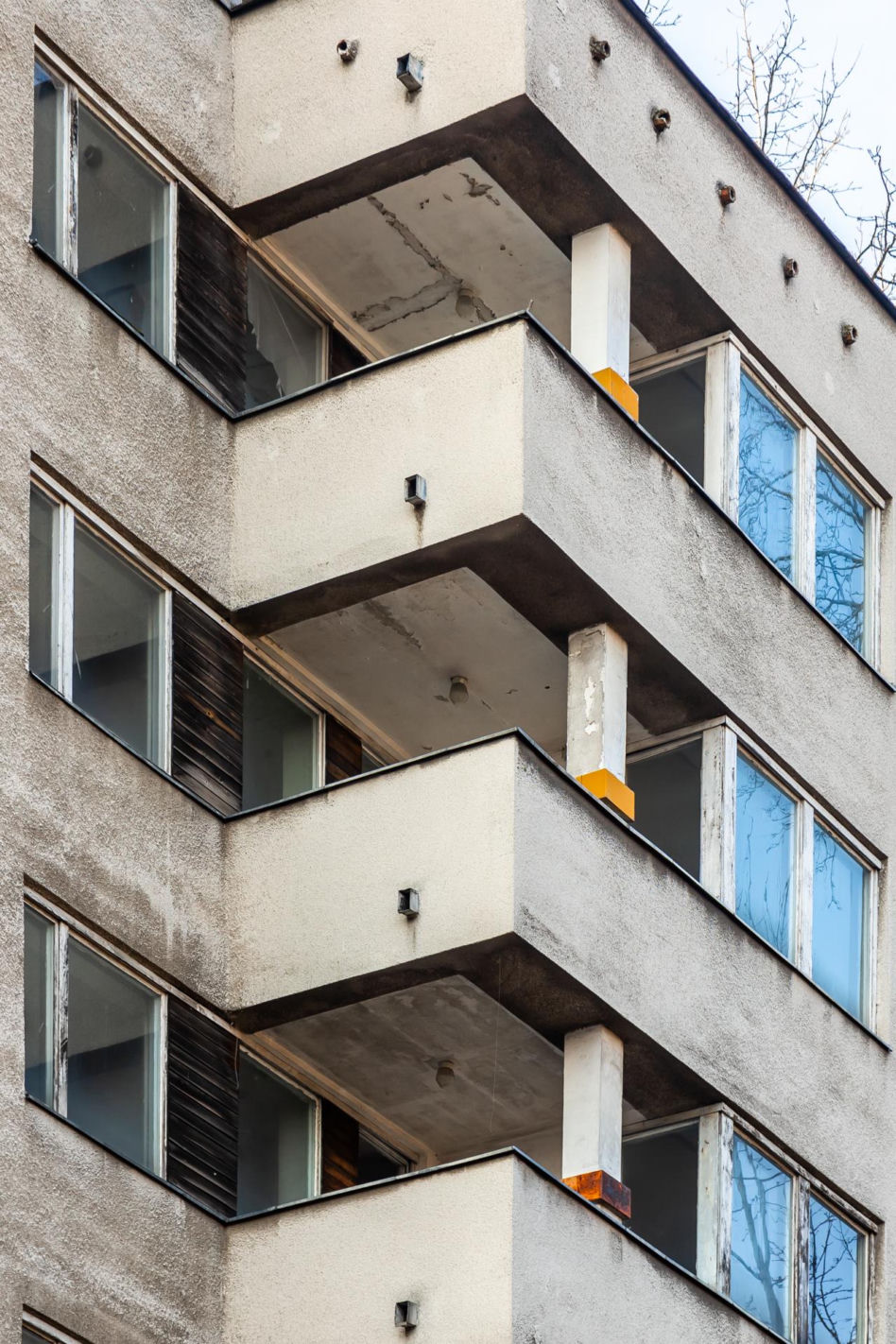 Szpiegowo, blok na Sobieskiego 100 w Warszawie